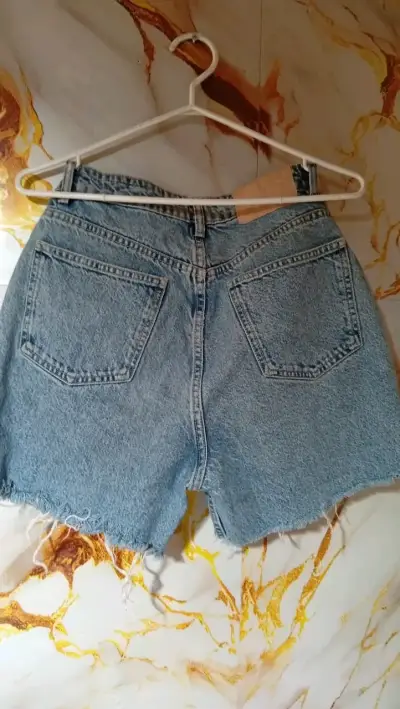 Shorts de mezclilla Zara desgastados - miniatura 2