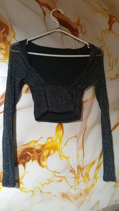 Top negro brillante de manga larga - miniatura 2