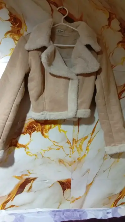 Chaqueta de piel sintética beige con forro - miniatura 1