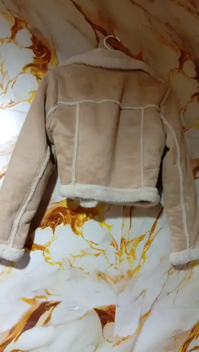 Chaqueta de piel sintética beige con forro - miniatura 2
