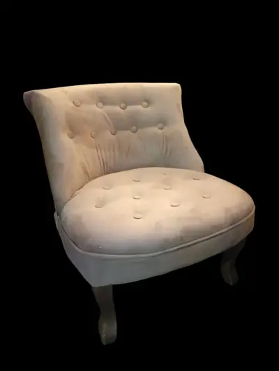 Sillón tapizado beige con botones - miniatura 1