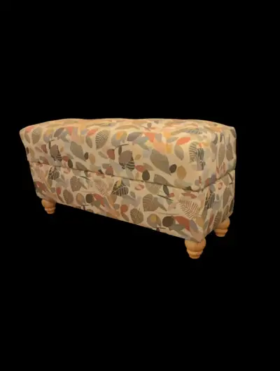 Sillón tapizado beige con botones - miniatura 2