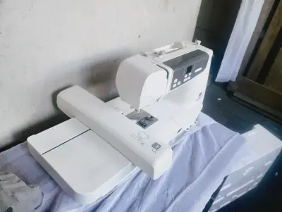 Máquina de bordar Merritt nueva con Wi-Fi - miniatura 3