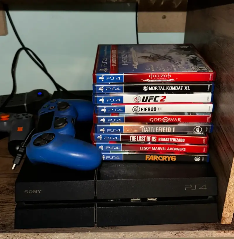 Consola PS4 con juegos y control azul