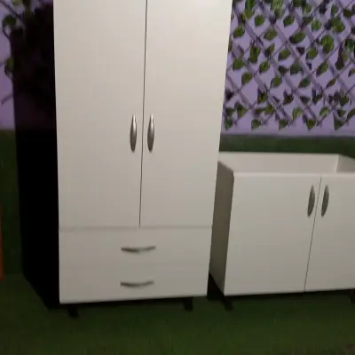 Armario y gabinete blanco con puertas - miniatura 1