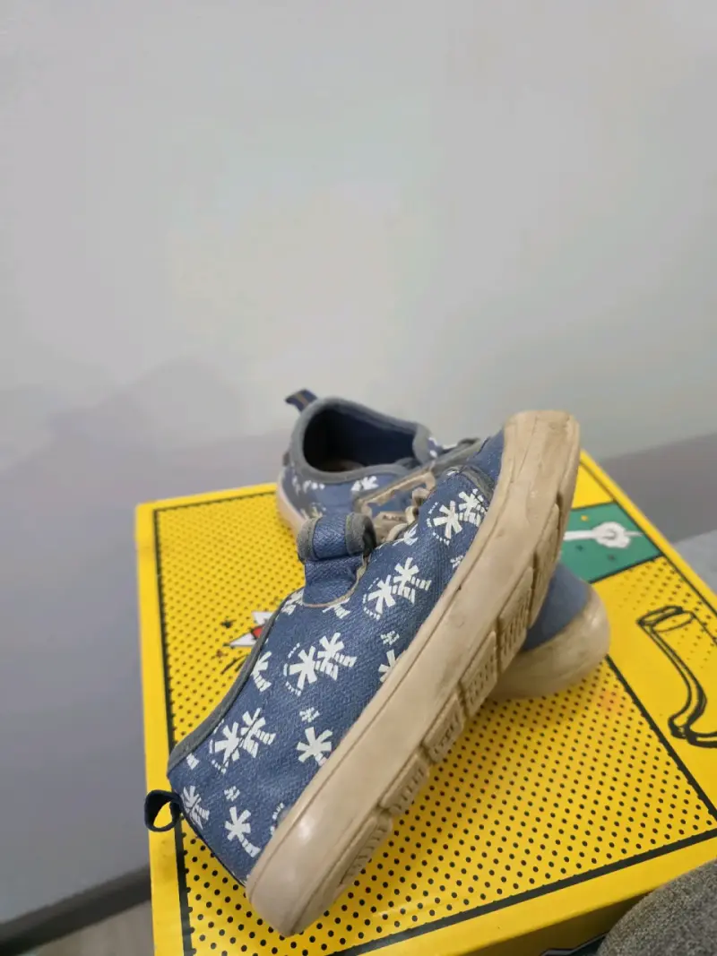 Zapatillas infantiles azules con diseño - 2