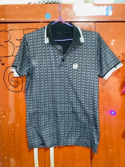 Polera polo negra con diseño MK - miniatura 1