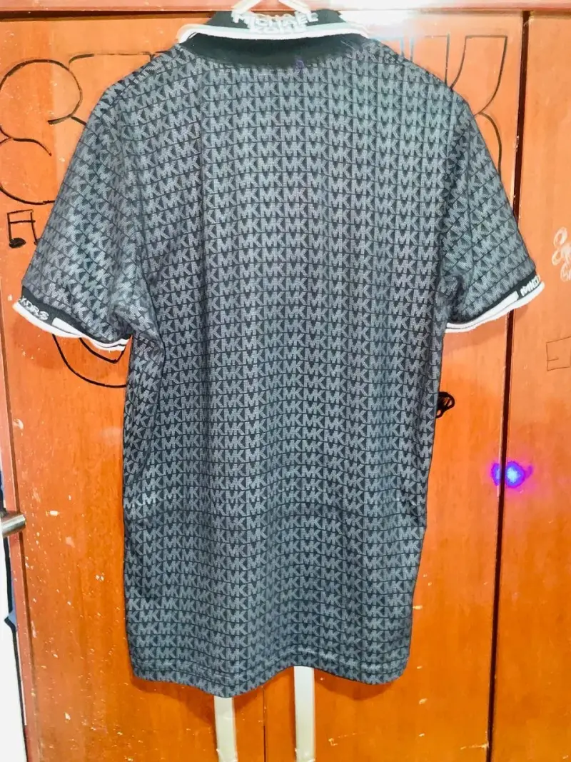 Polera polo negra con diseño MK - 2