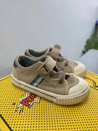 Zapatillas infantiles beige con velcro - miniatura 1
