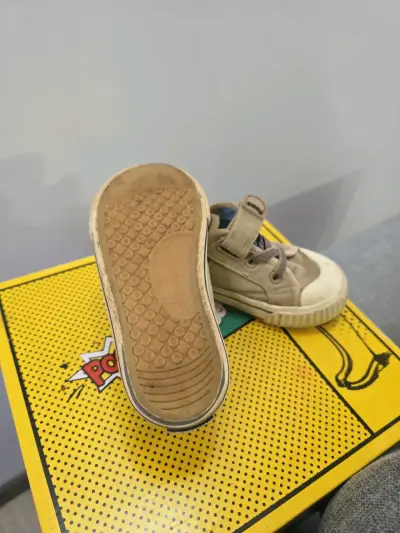Zapatillas infantiles beige con velcro - miniatura 2