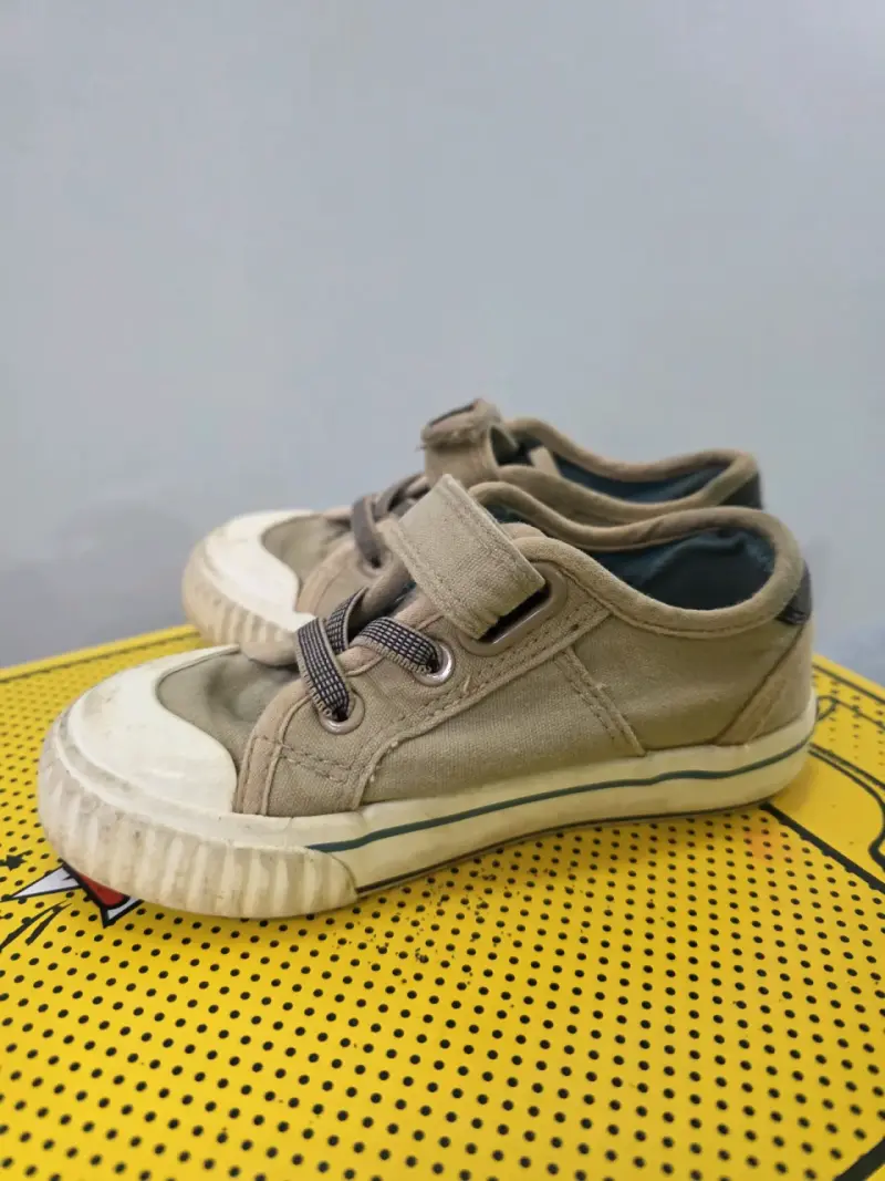 Zapatillas infantiles beige con velcro - 3