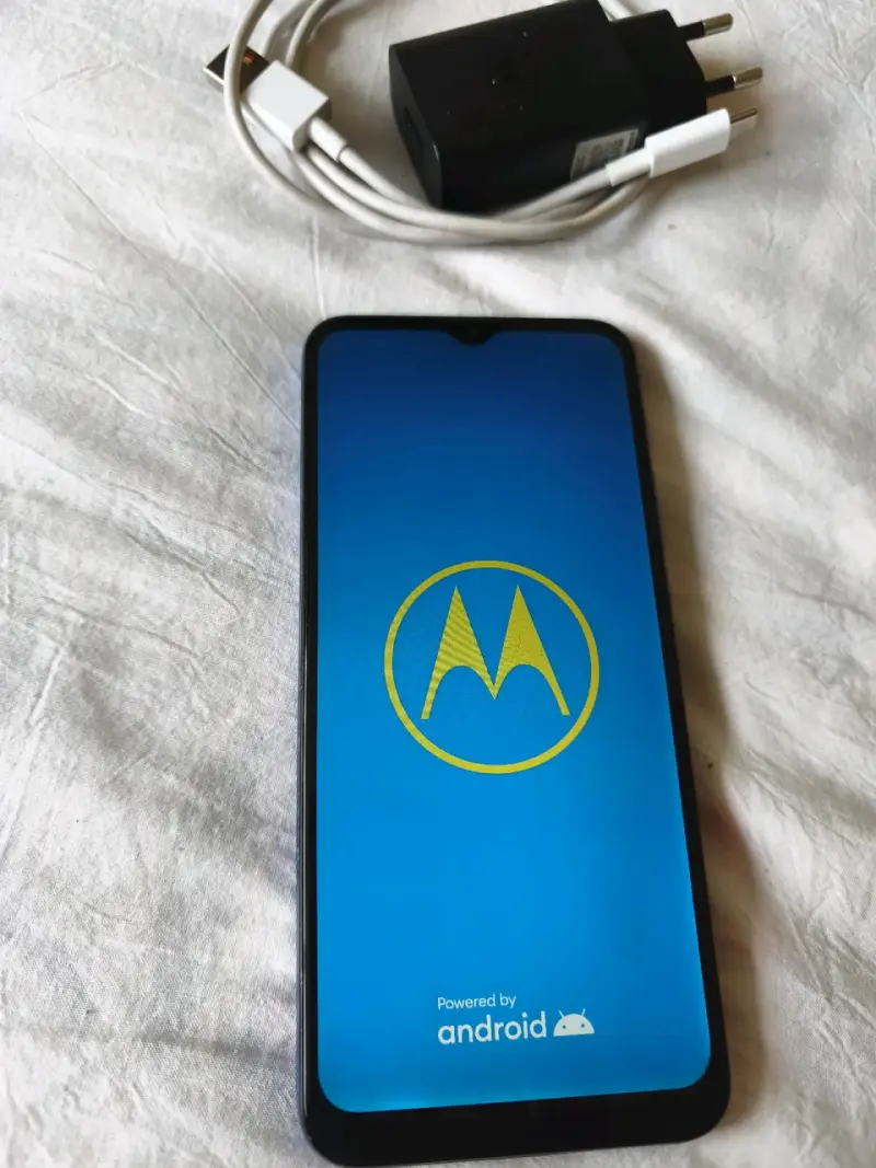 Smartphone Motorola con cargador original - 1