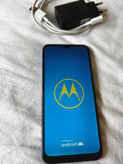 Smartphone Motorola con cargador original - miniatura 1