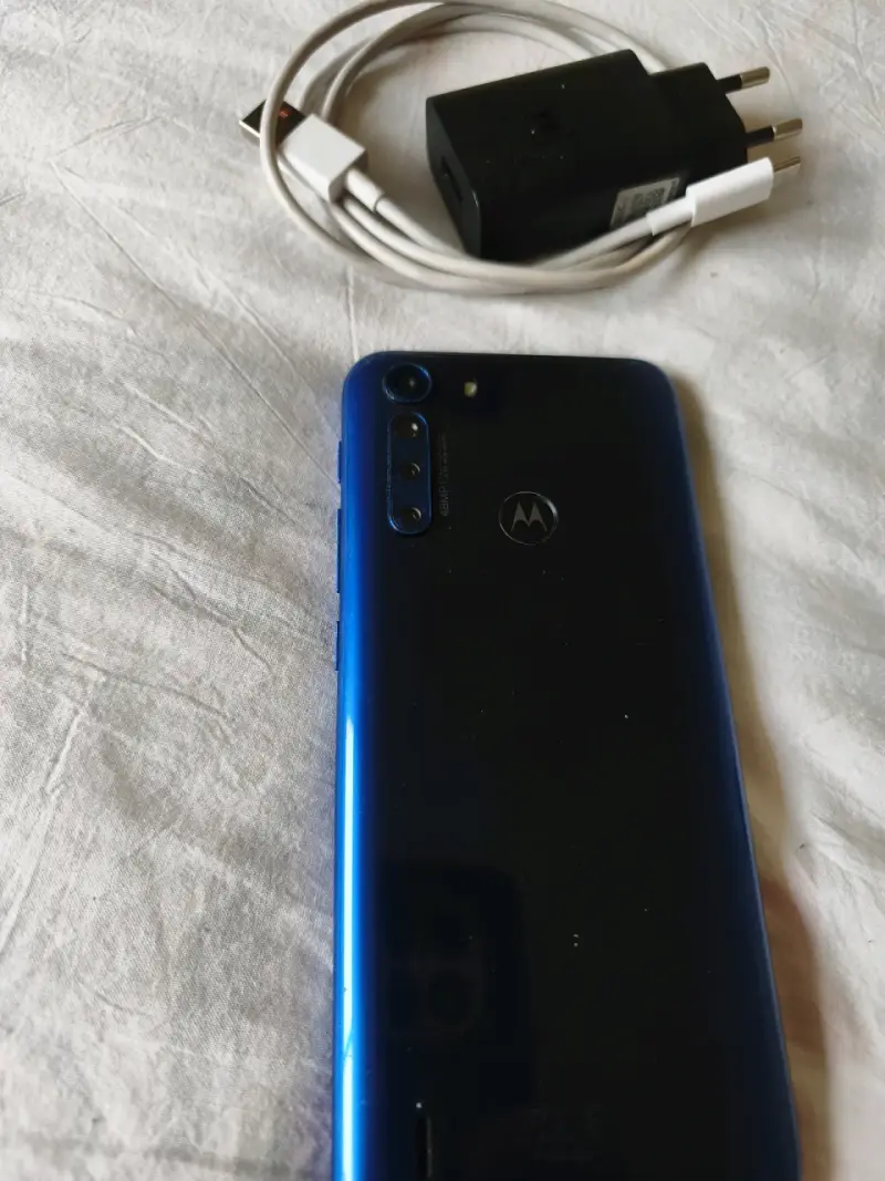 Smartphone Motorola con cargador original - 2