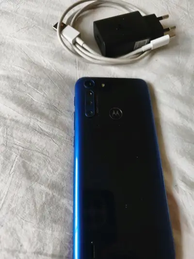 Smartphone Motorola con cargador original - miniatura 2