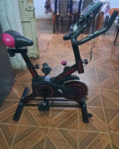 Bicicleta spinning indoor con monitor - miniatura 1