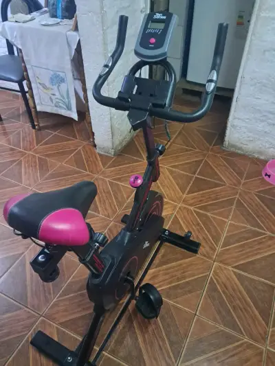 Bicicleta spinning indoor con monitor - miniatura 2