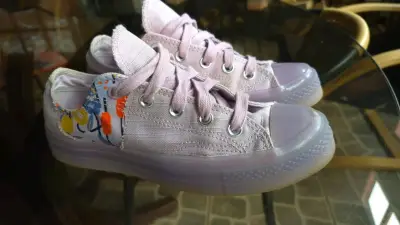 Zapatillas de lona lilas con diseño floral - miniatura 1