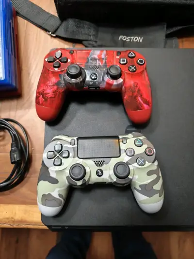 Consola PS4 con dos controles personalizados - miniatura 1