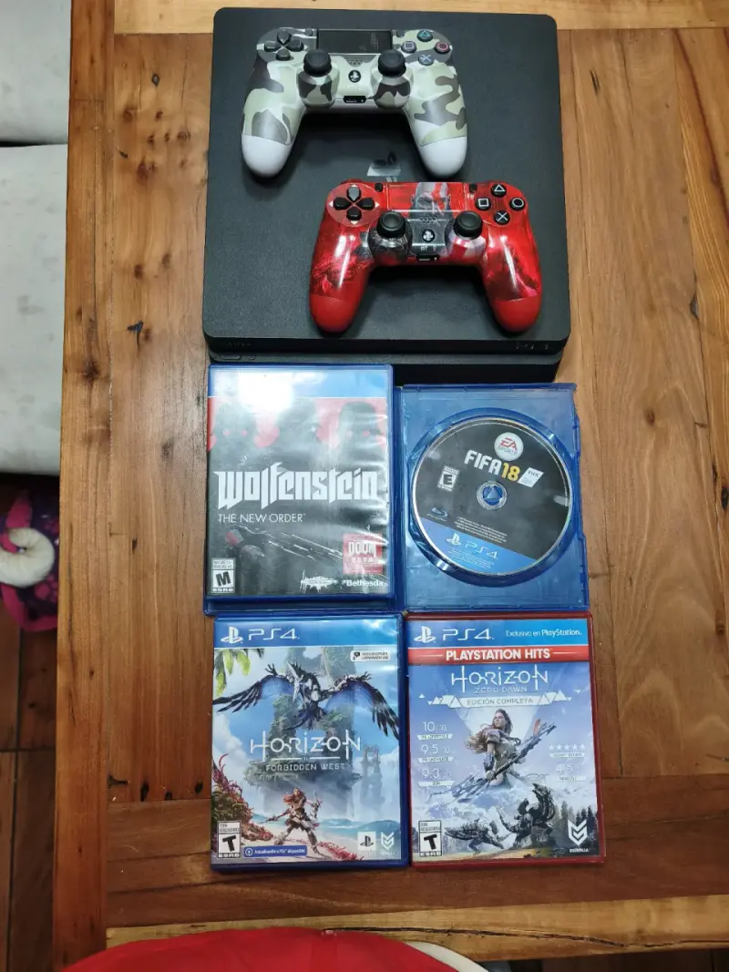 Consola PS4 con dos controles personalizados - 6