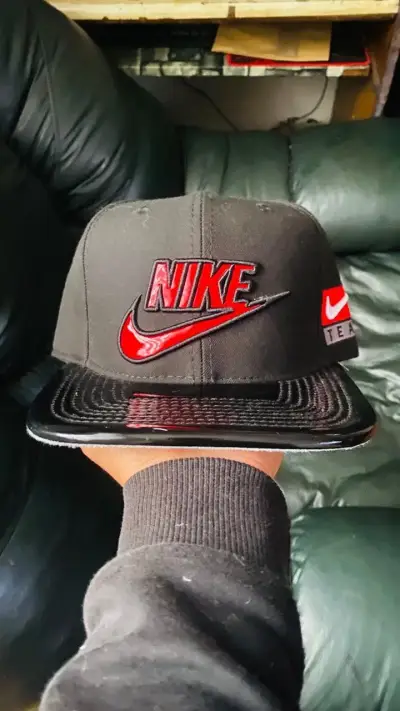 Gorra Nike negra con logo rojo - miniatura 1
