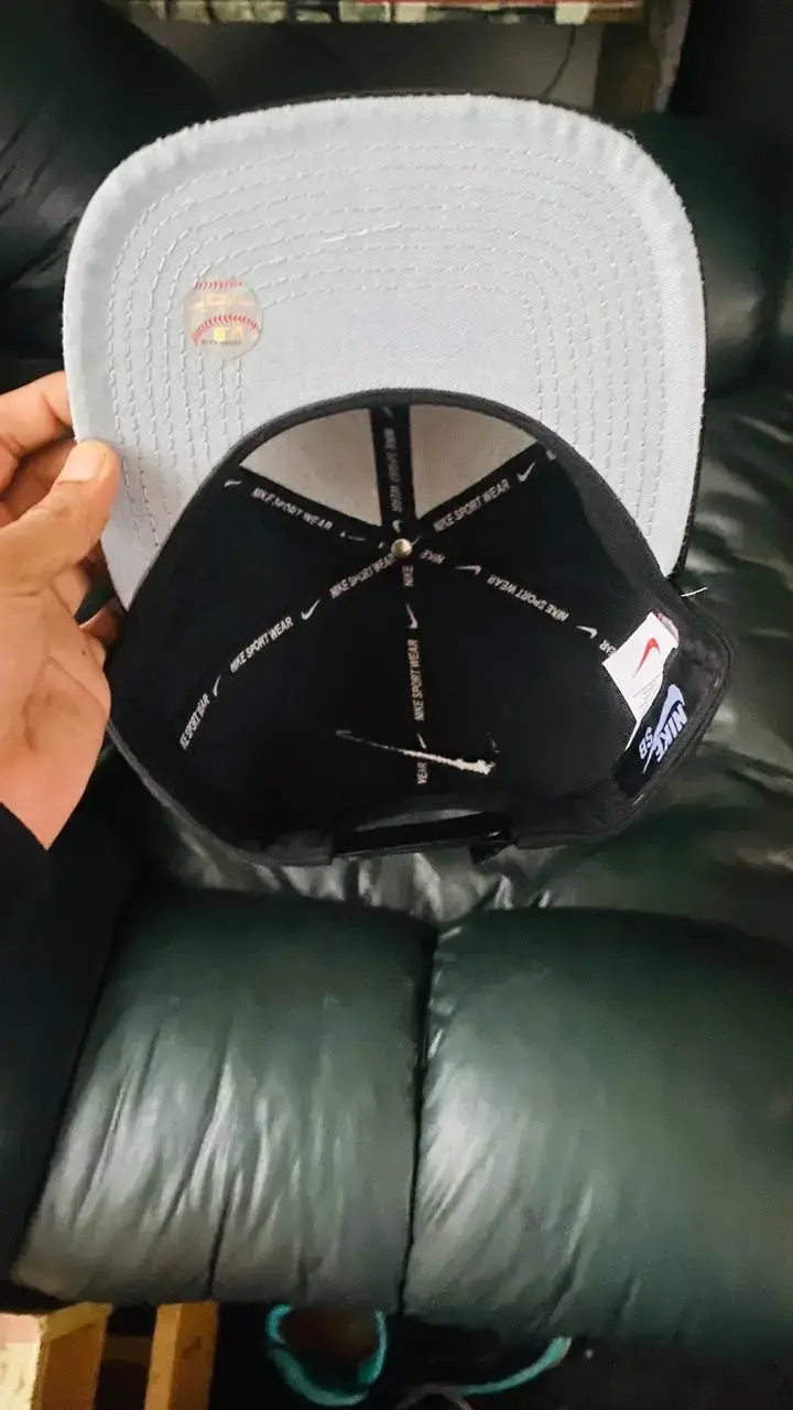 Gorra Nike negra con logo rojo - 2