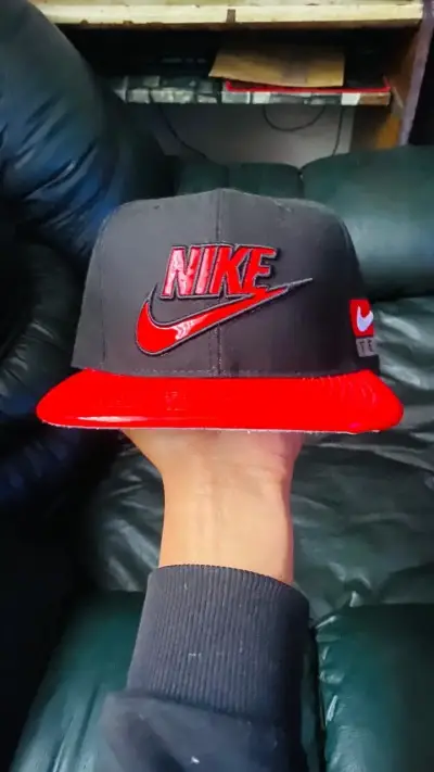 Gorra Nike negra con logo rojo - miniatura 3