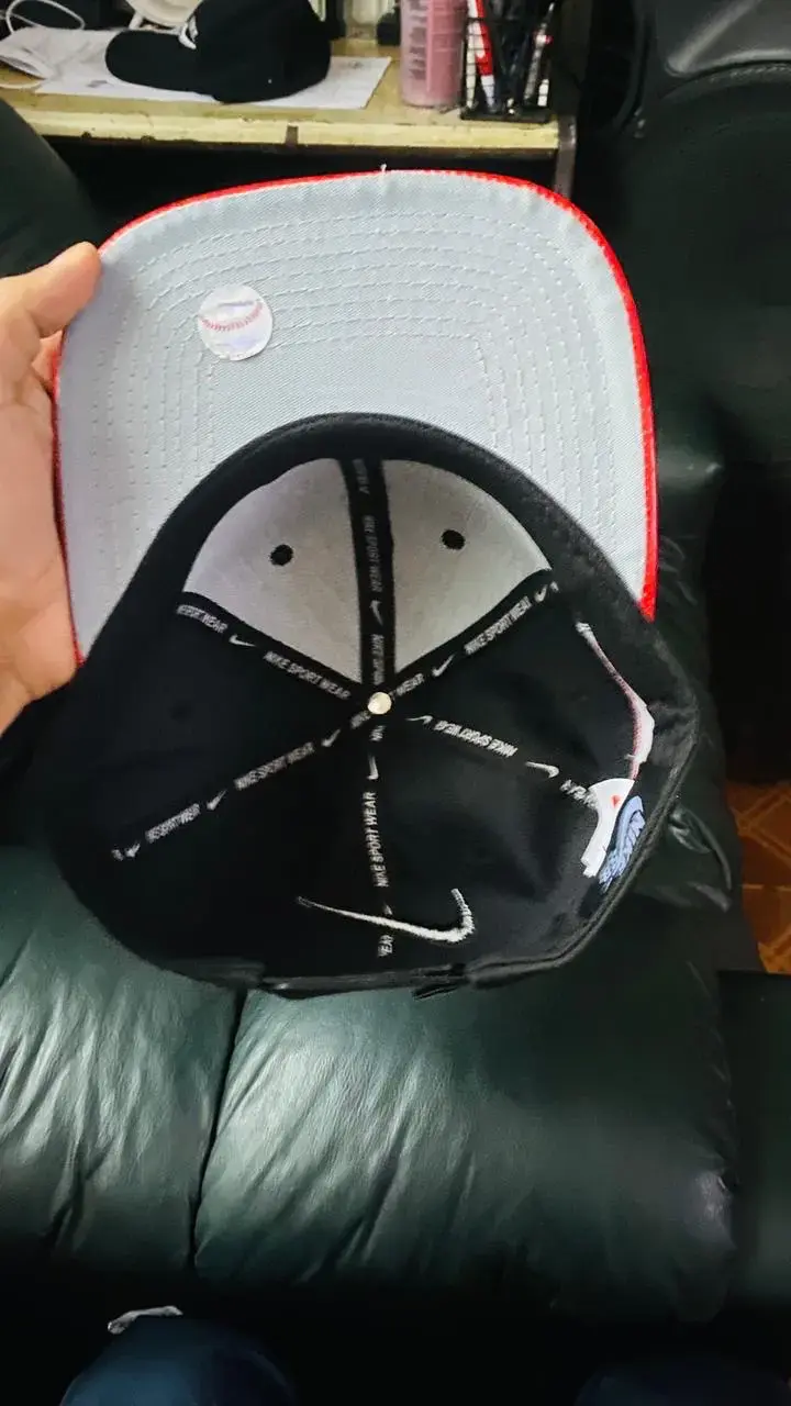 Gorra Nike negra con logo rojo - 4