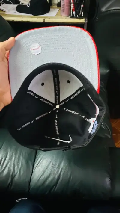 Gorra Nike negra con logo rojo - miniatura 4