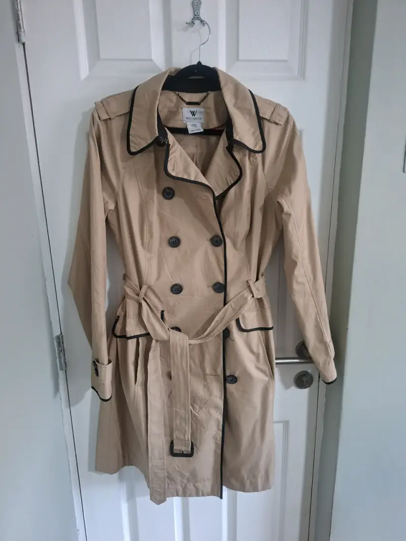 Abrigo trench beige con detalles negros - 1