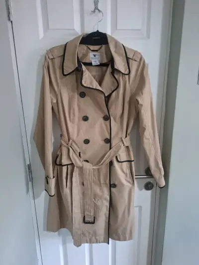 Abrigo trench beige con detalles negros - miniatura 1