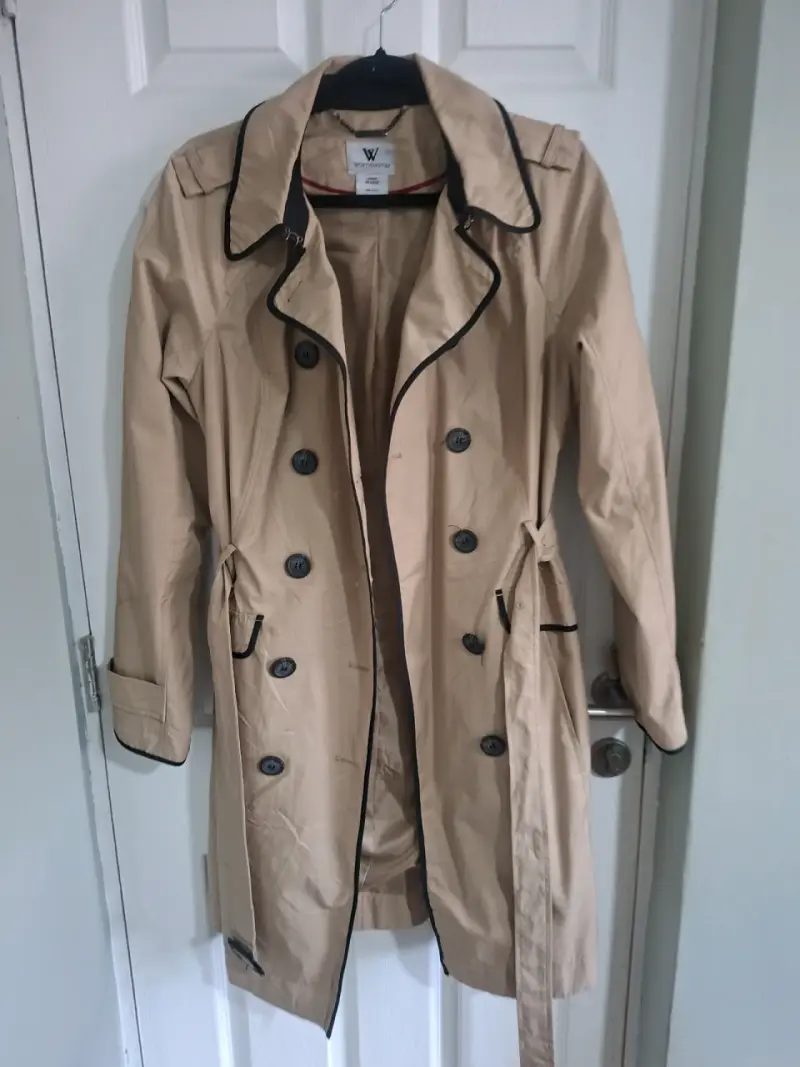 Abrigo trench beige con detalles negros - 2