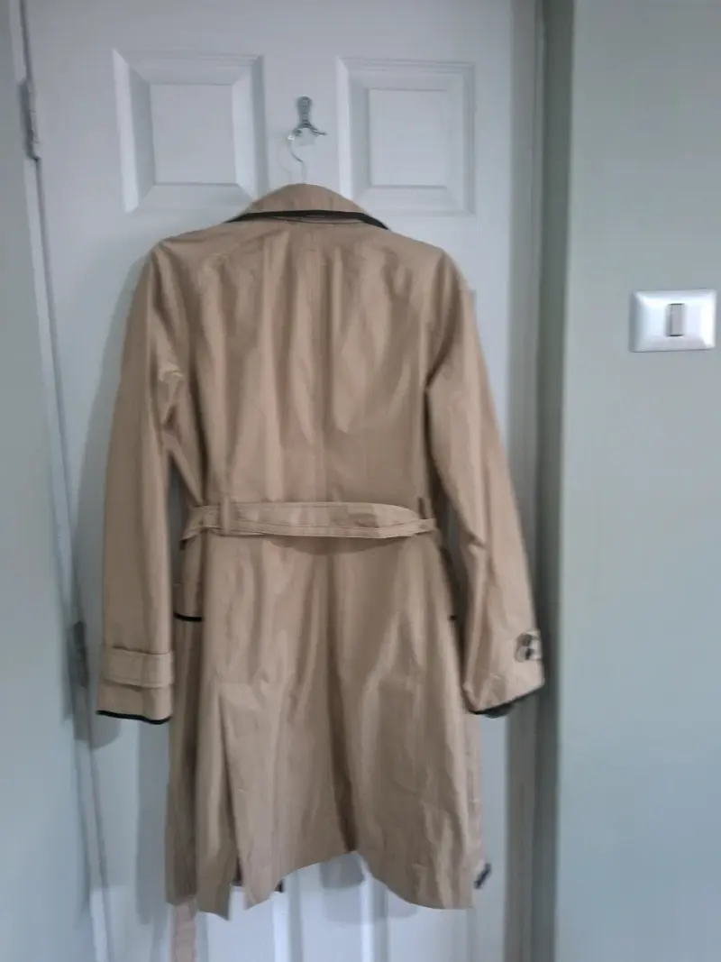 Abrigo trench beige con detalles negros - 3