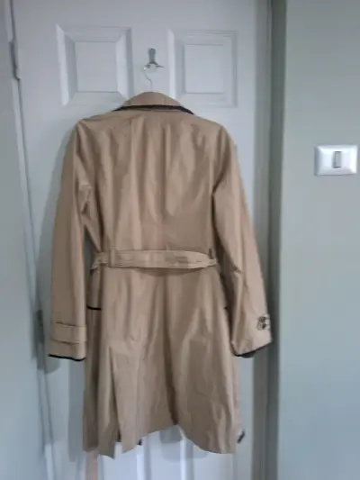 Abrigo trench beige con detalles negros - miniatura 3