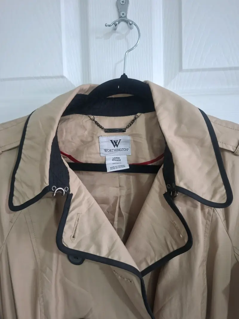 Abrigo trench beige con detalles negros - 4