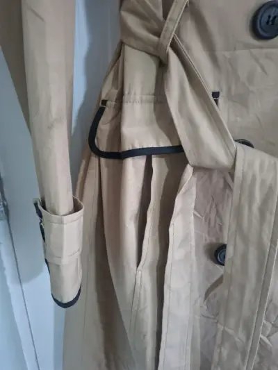 Abrigo trench beige con detalles negros - miniatura 5