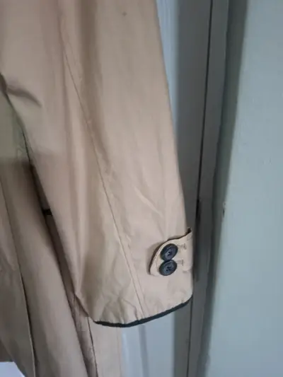 Abrigo trench beige con detalles negros - miniatura 6