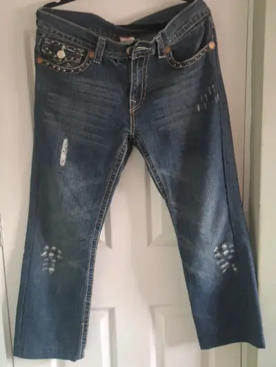 Jeans de mezclilla con detalles desgastados - miniatura 1