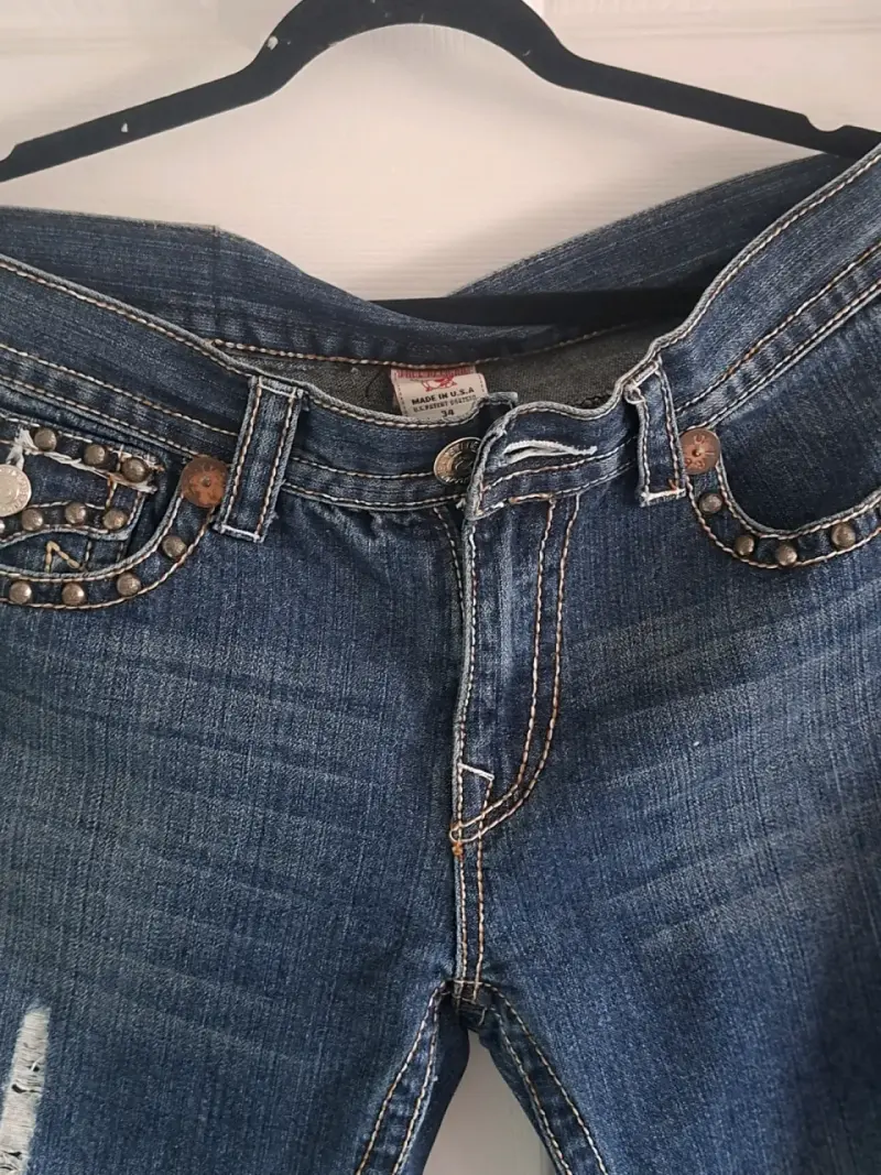 Jeans de mezclilla con detalles desgastados - 2