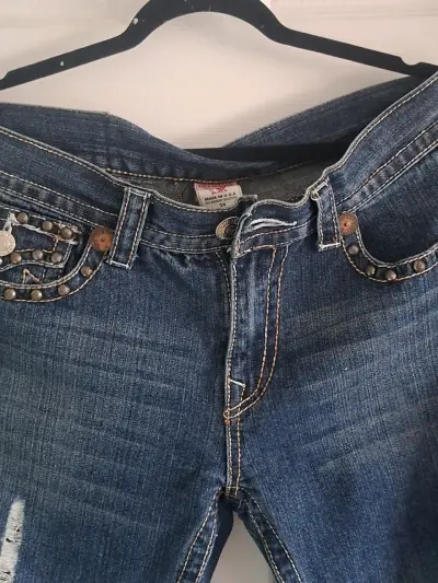 Jeans de mezclilla con detalles desgastados - miniatura 2