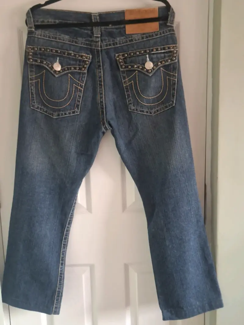 Jeans de mezclilla con detalles desgastados - 4