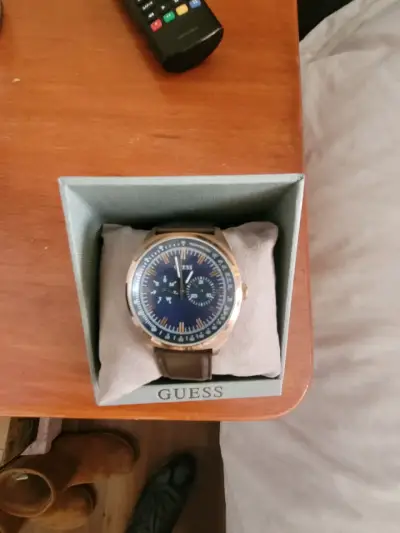 Reloj Guess con correa de cuero marrón - miniatura 1