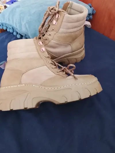Botas de montaña beige con suela gruesa - miniatura 1