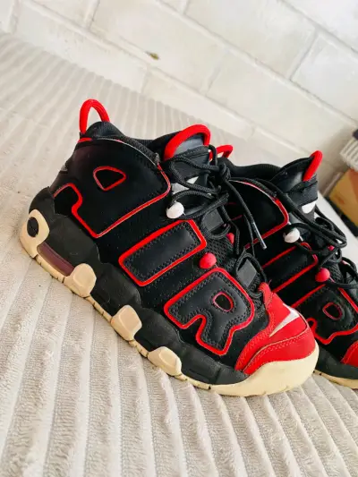 Zapatillas deportivas negras y rojas Nike Air - miniatura 1
