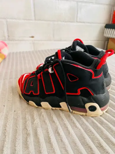 Zapatillas deportivas negras y rojas Nike Air - miniatura 2
