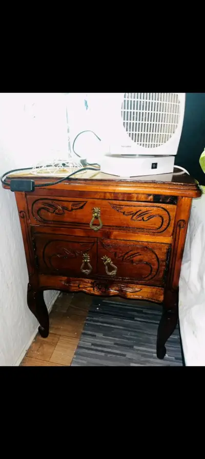 Mesa de noche de madera tallada - miniatura 1