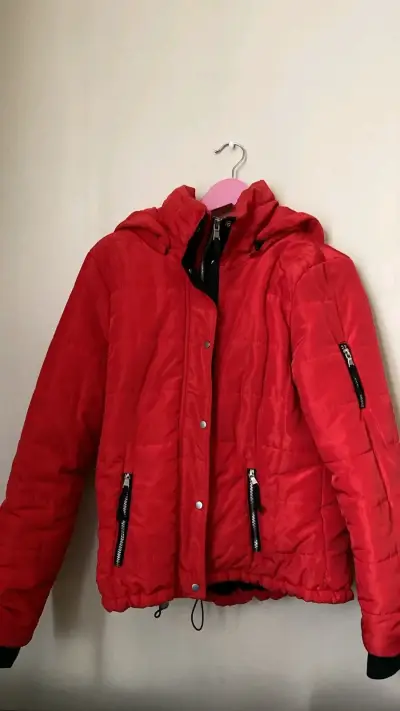 Chaqueta roja acolchada con capucha - miniatura 1