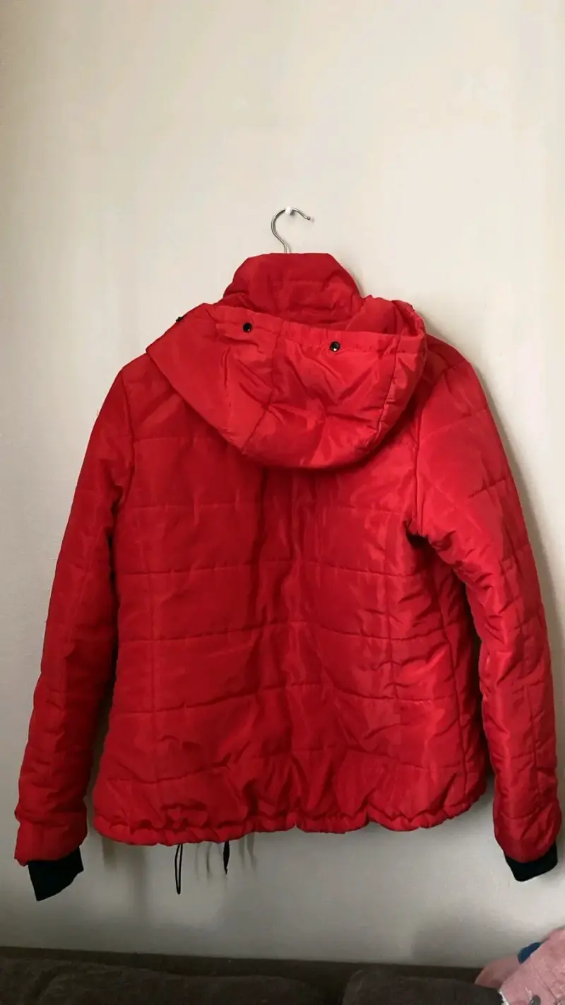 Chaqueta roja acolchada con capucha - 2