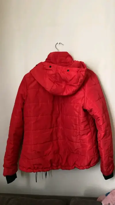 Chaqueta roja acolchada con capucha - miniatura 2