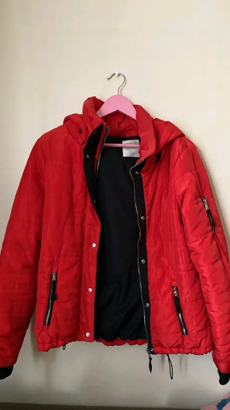 Chaqueta roja acolchada con capucha - 3